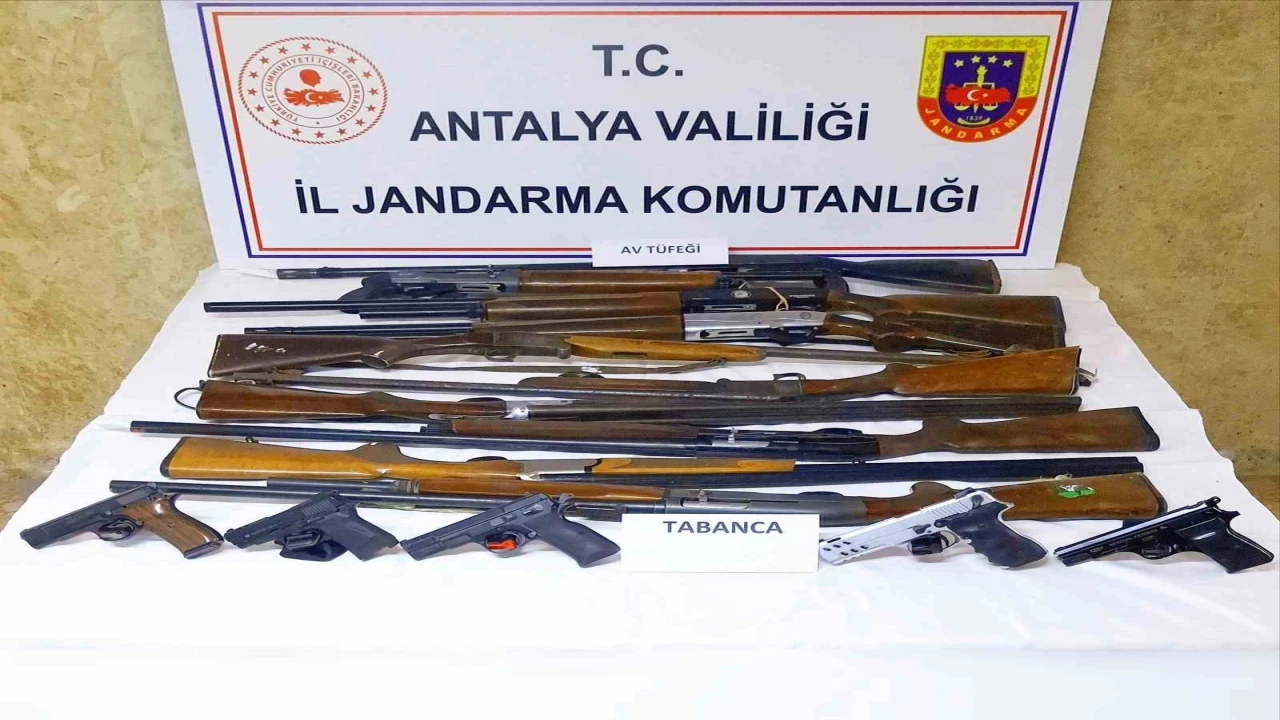 Antalyada ruhsatsız silah operasyonu: 15 silah ele geçirildi