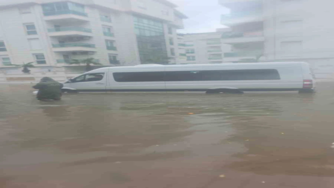 Antalyada sağanak etkili oldu,araçlar yollarda ilerlemekte zorlandı