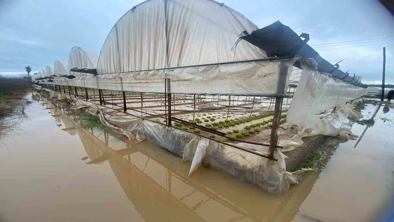 Antalyada sağanak yağmur Aksuda su baskınlarına sebep oldu