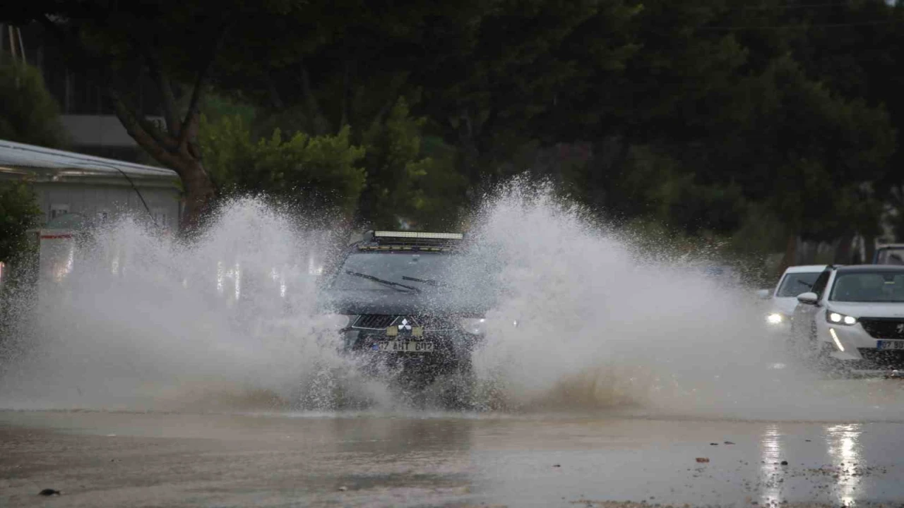 Antalyada şiddetli yağış hayatı olumsuz etkiledi