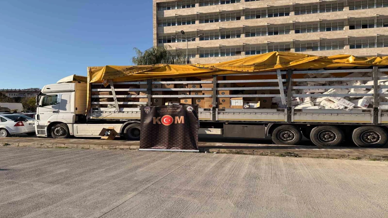 Antalyada tırdan 7 milyon 440 bin kaçak makaron çıktı