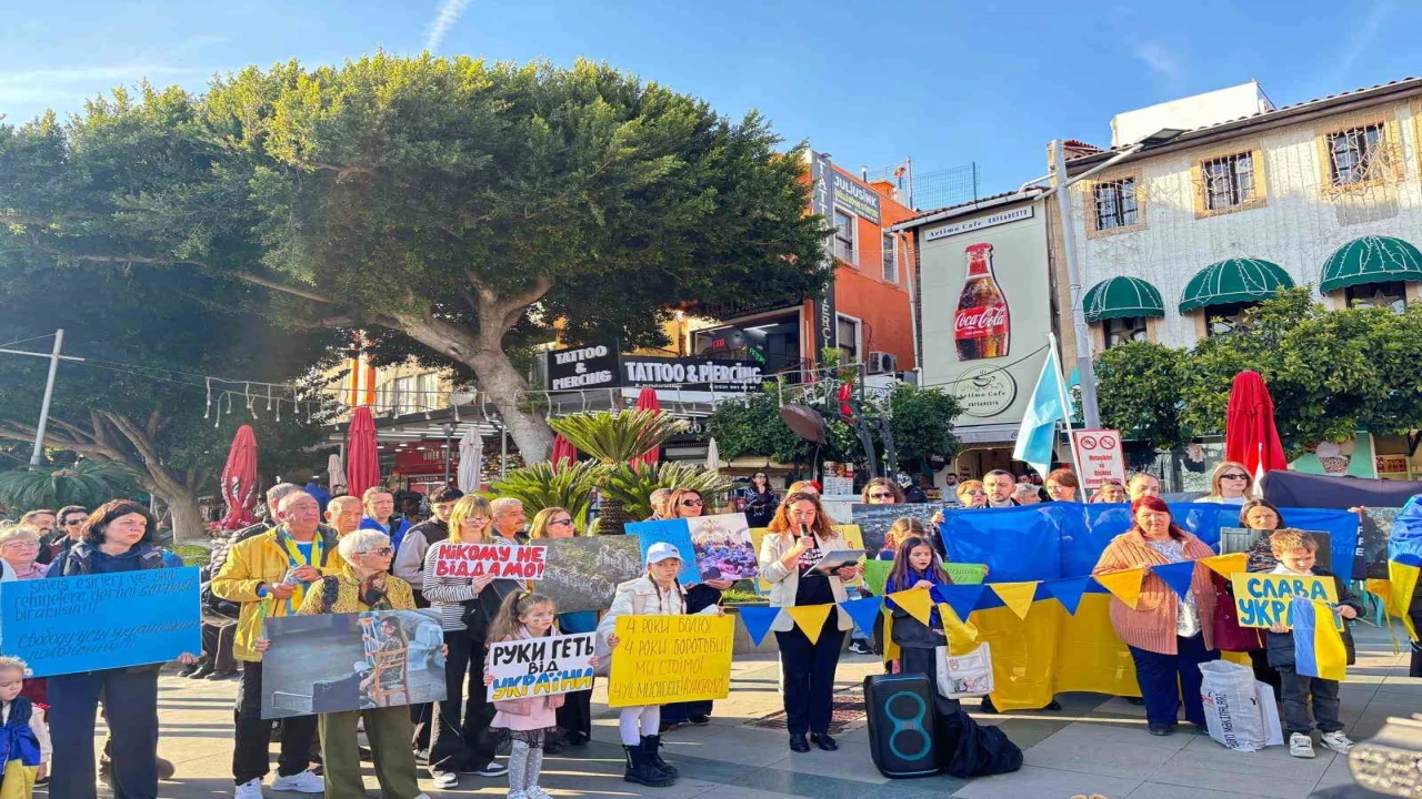 Antalyada Ukraynalılardan 4. yıl çağrısı: Bu savaşın en büyük acısı Ukraynalı çocukların geleceğidir