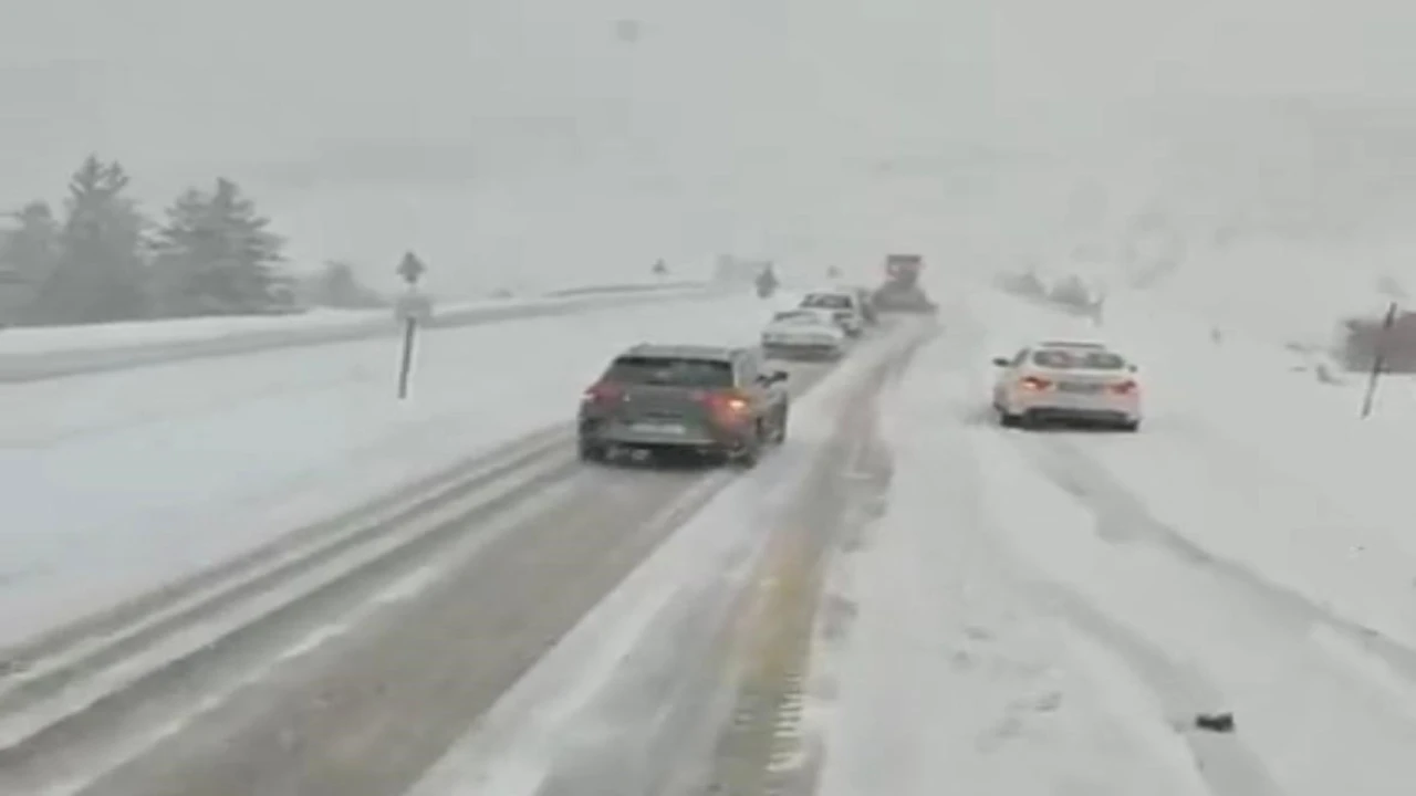 Antalyanın bin 825 rakımlı Alacabel mevkiinde kar yağışı başladı