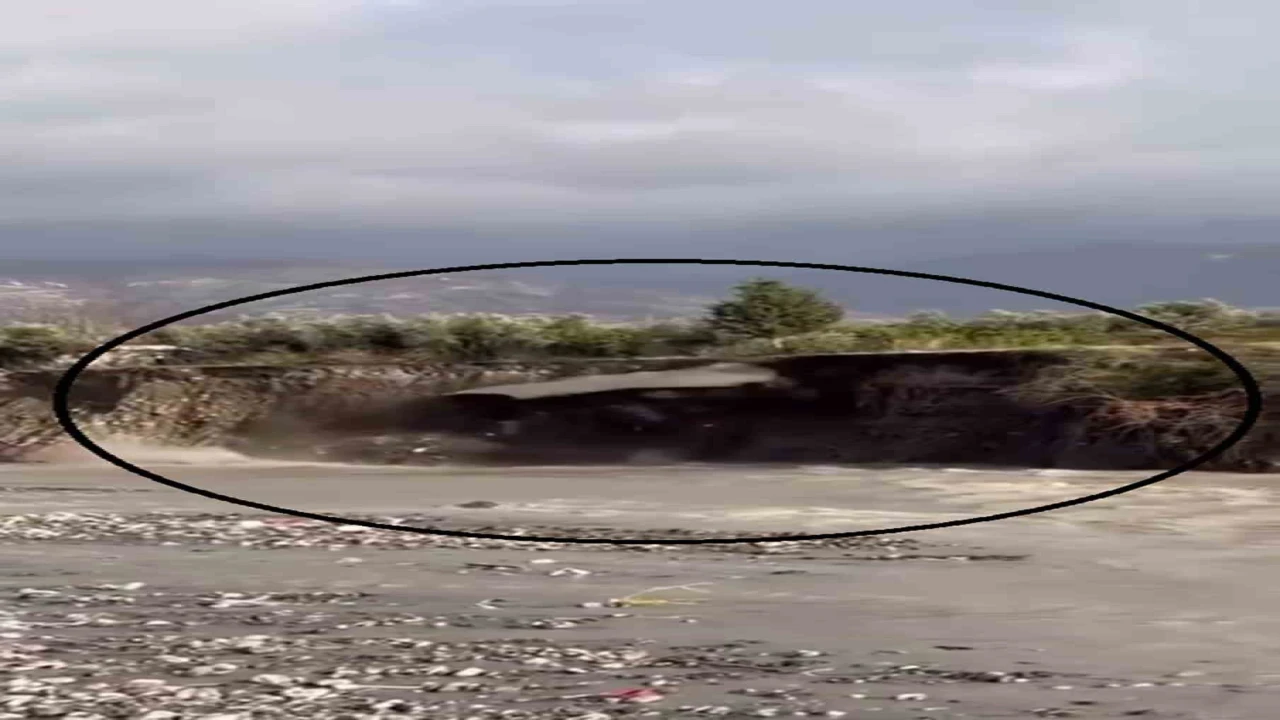 Aşırı yağışla birlikte yolda yaşanan çökme anı görüntülendi