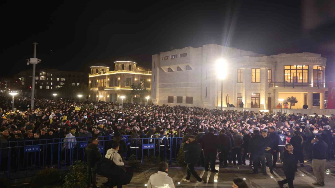 Asrın felaketinin 3ünci yıl dönümünde Hatayda binlerce kişi sessiz yürüyüş gerçekleştirdi