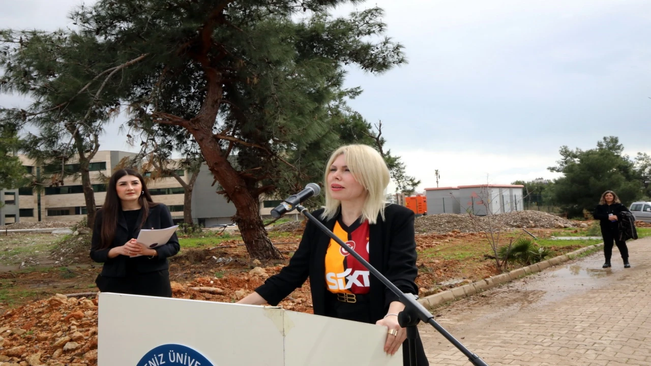 AÜ Rektörü Prof. Dr. Özkan, ağaç dikimine Galatasaray formasıyla gelip, Fenerbahçeye başarı diledi