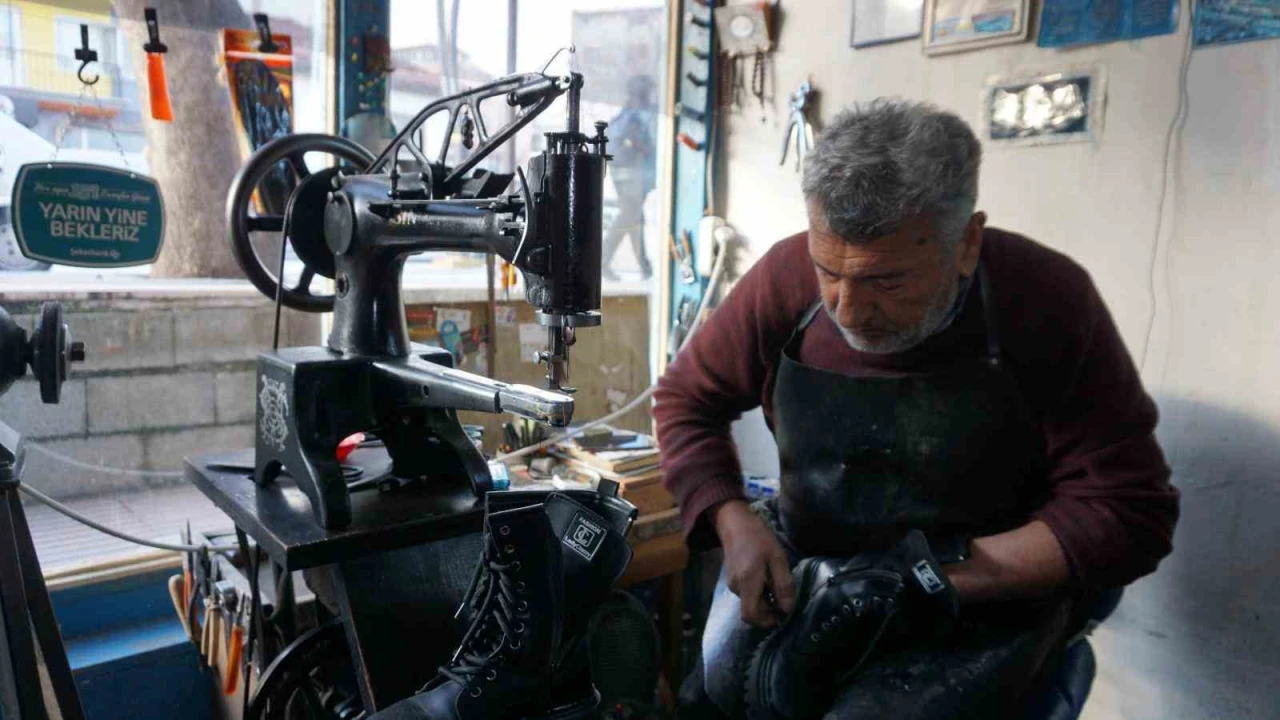 Babasından öğrendiği ayakkabı tamirciliğini 40 yıldır sürdürüyor