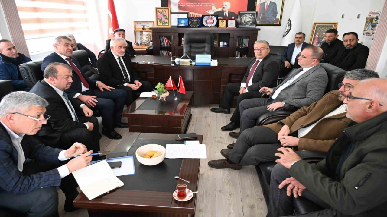 Başkan Şükrü Başdeğirmen Aksuda muhtarların taleplerini dinledi