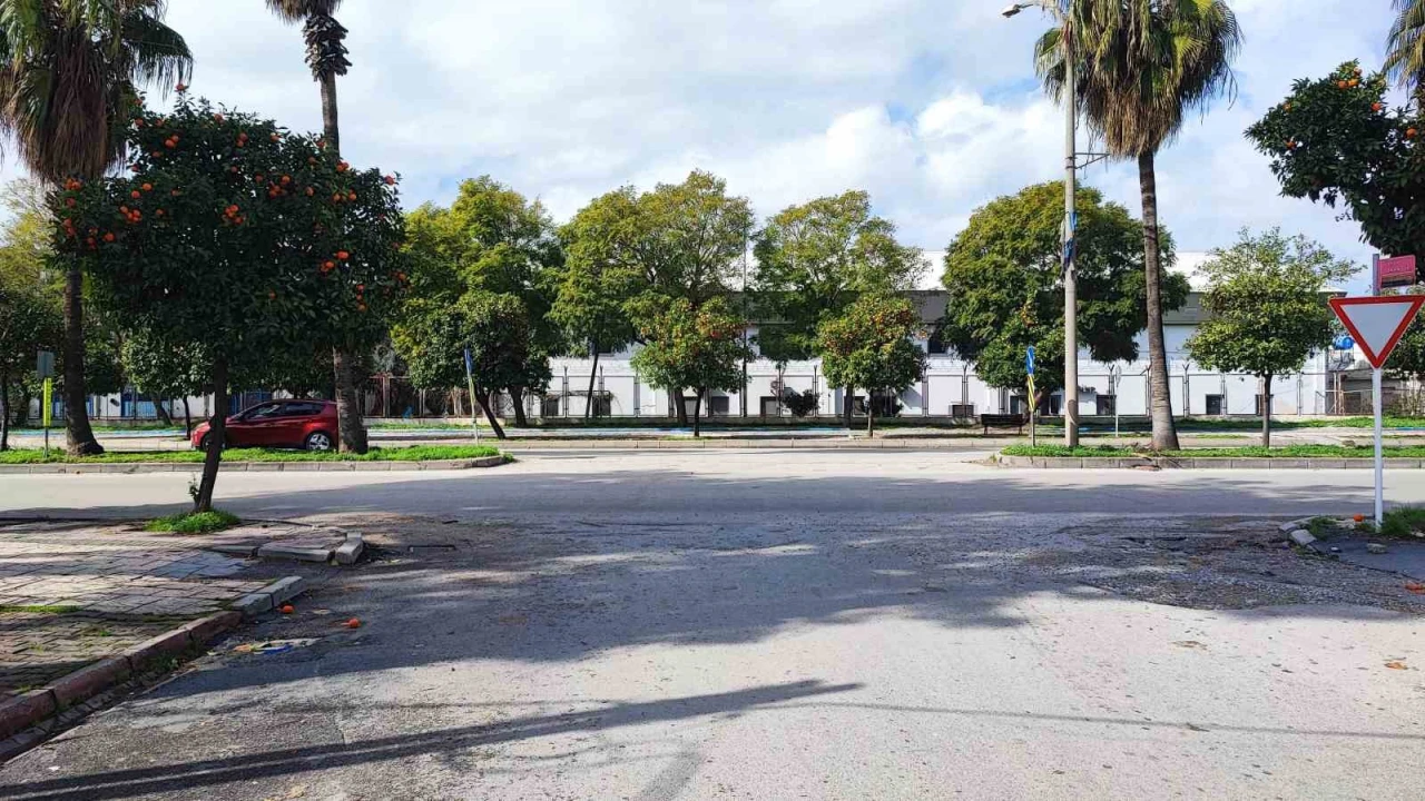 Bulvarda sürekli kaza olmasına esnaf isyan etti