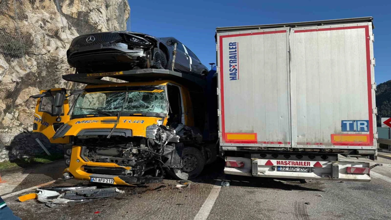 Burdurda iki tır kafa kafaya çarpıştı: 1i ağır 2 yaralı