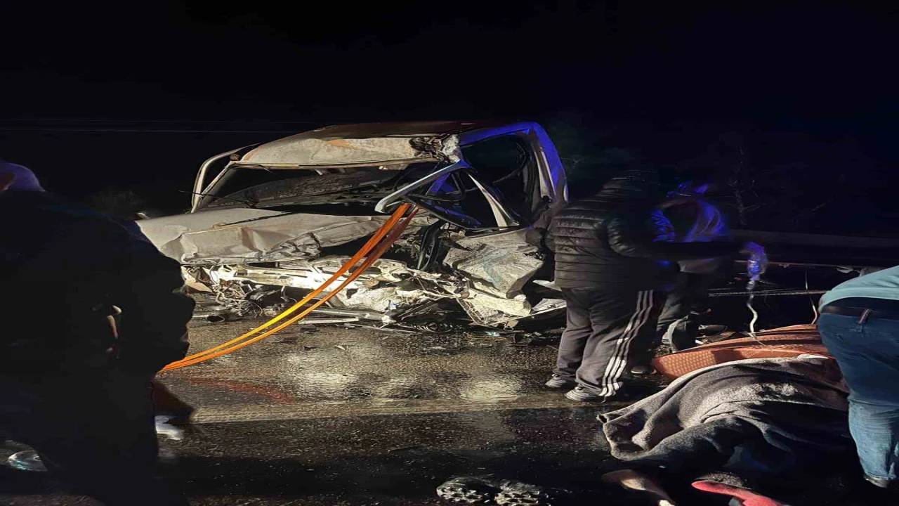 Burdurda kamyonet ile tır çarpıştı: 2si ağır 3 yaralı