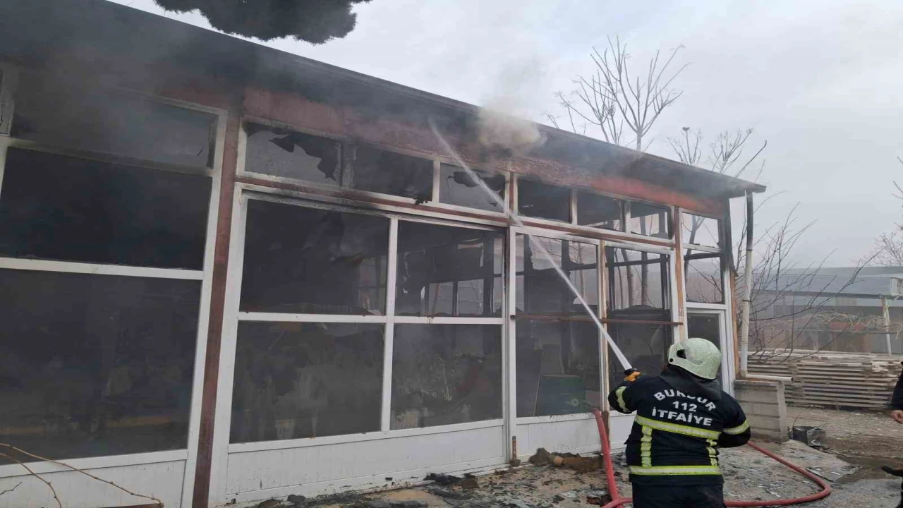 Burdurda mobilya imalathanesinde yangın