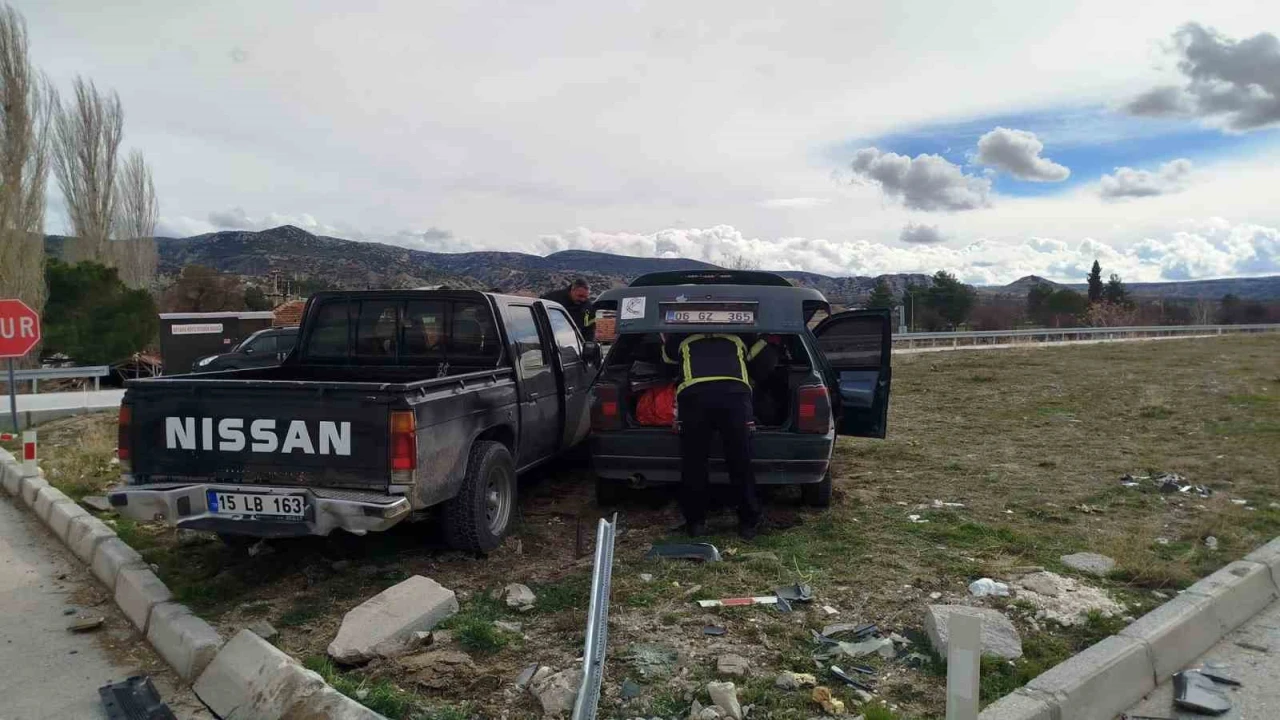 Burdurda pikap ile otomobil çarpıştı: 3 yaralı