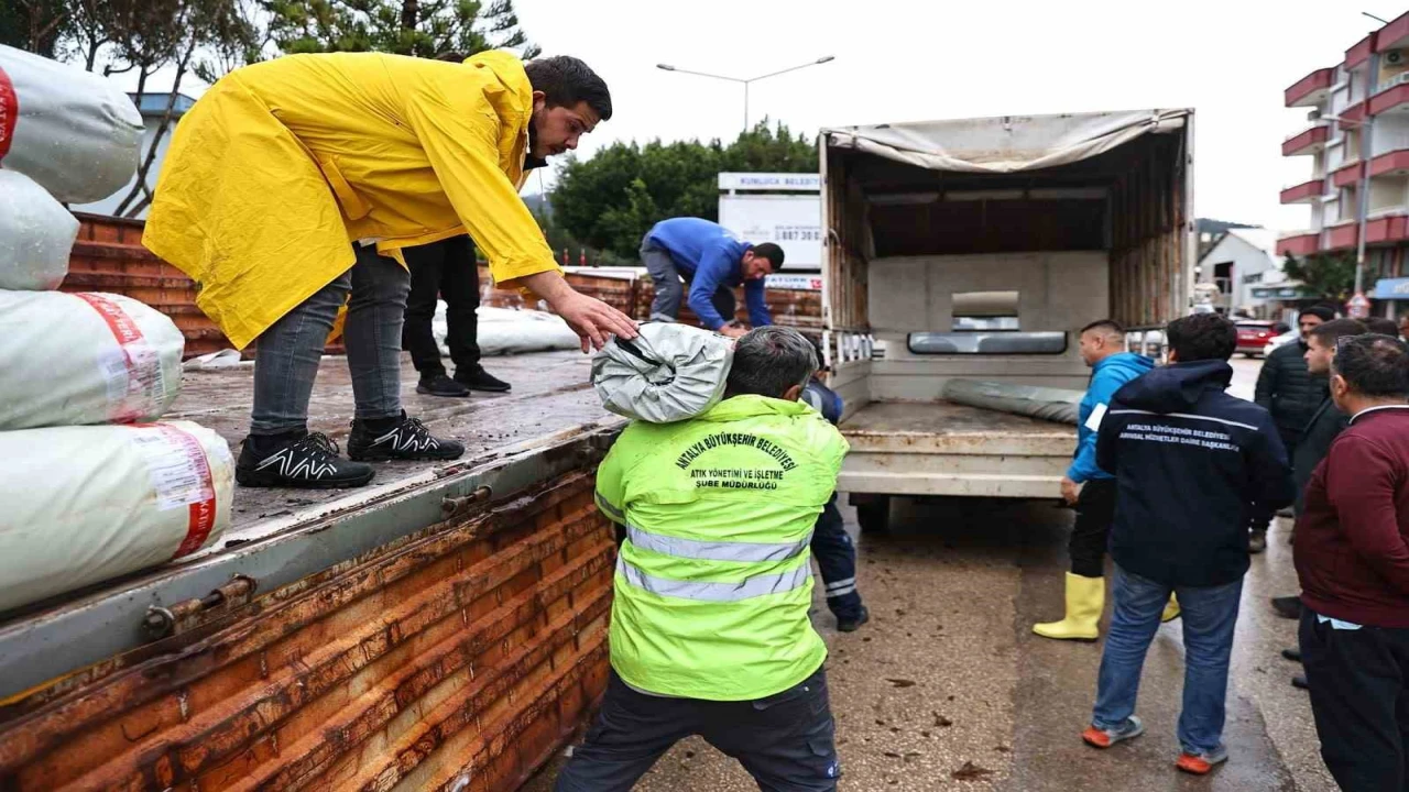 Büyükşehirden hortum ve fırtınadan zarar gören üreticiye sera naylonu desteği