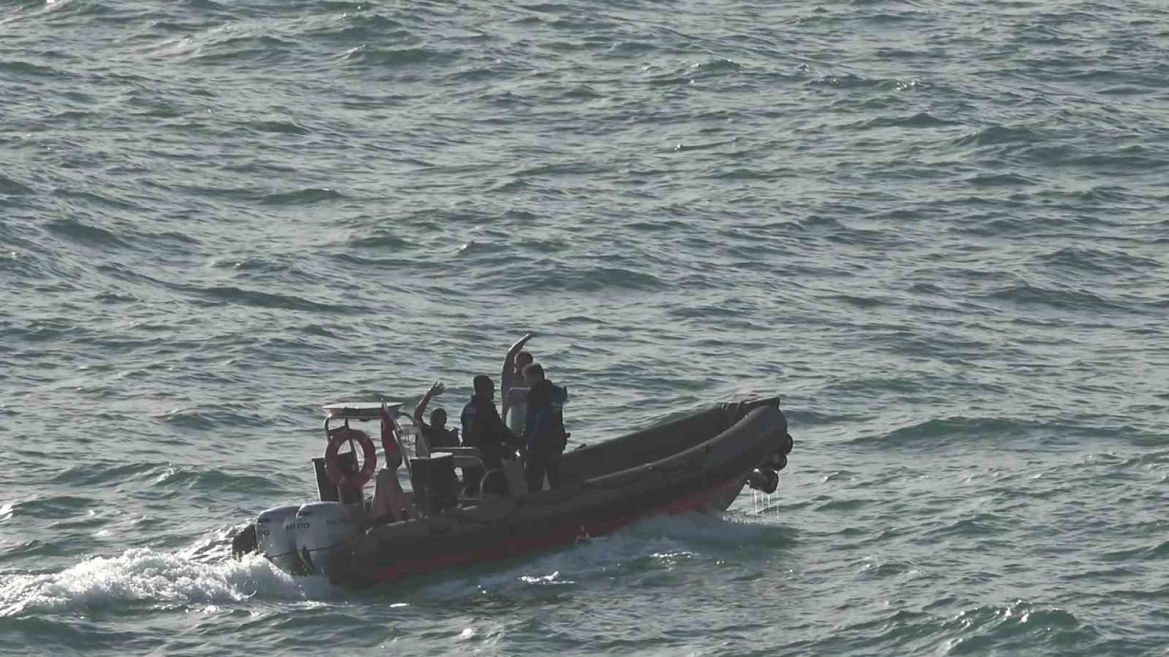 Dalgalarla boğuşan 2 kişiyi deniz polisi kurtardı