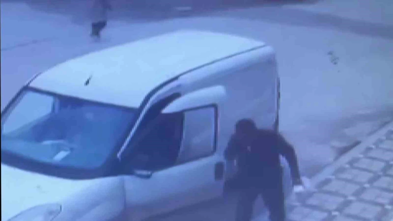 Dedektif gibi iz süren apartman yönetimi, asansördeki idrar kokusunun kaynağının kargocu olduğunu tespit etti