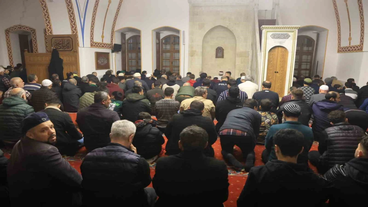 Depremin ardından Habibi Necar Camiinde ilk teravihi kılındı