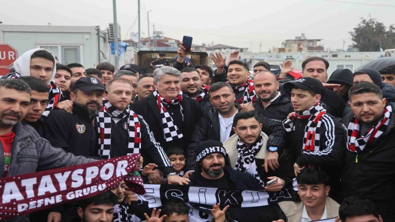 Depremzede çocukların yüzü Beşiktaşın hediyeleriyle güldü