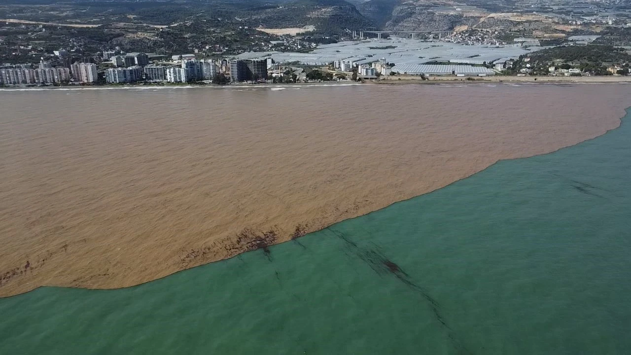 Derelerden Akdenize akan sel suları kıyı şeridini çamura bürüdü
