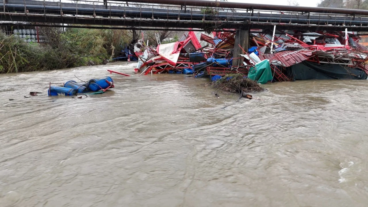 Dimçayı taştı, işletmeler su altında kaldı hasarın boyutu dronla görüntülendi