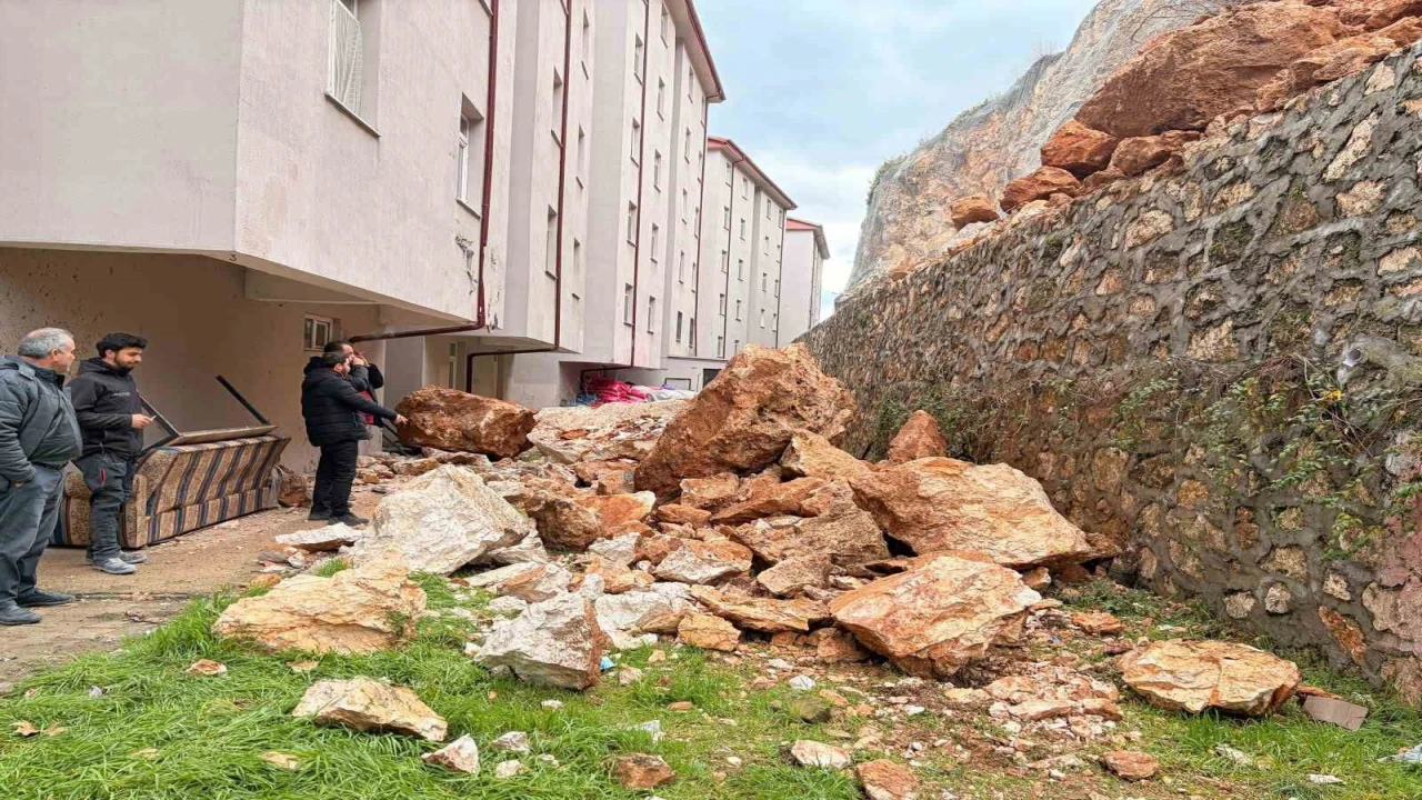 Eğirdirde yuvarlanan kayaların tehdit ettiği bina tahliye edildi