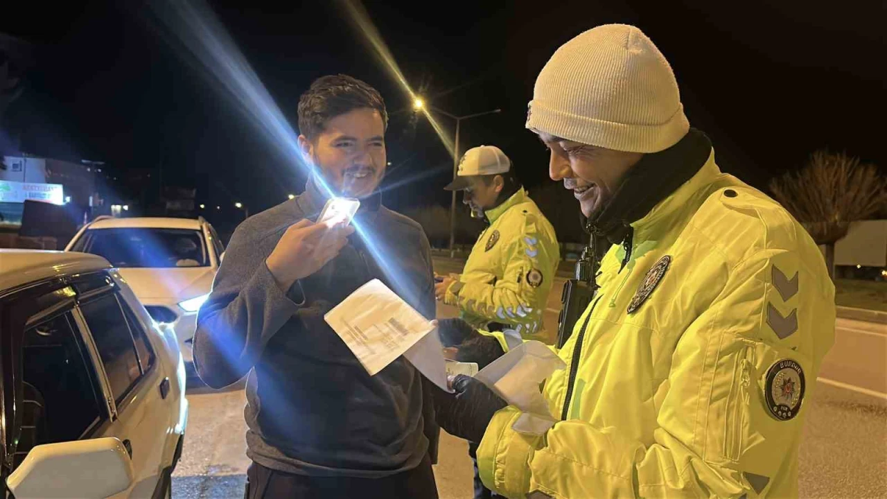 Ehliyetini zarftan çıkarmak için 1 ay torpidoda tutup çevirmeye girmeyi bekledi