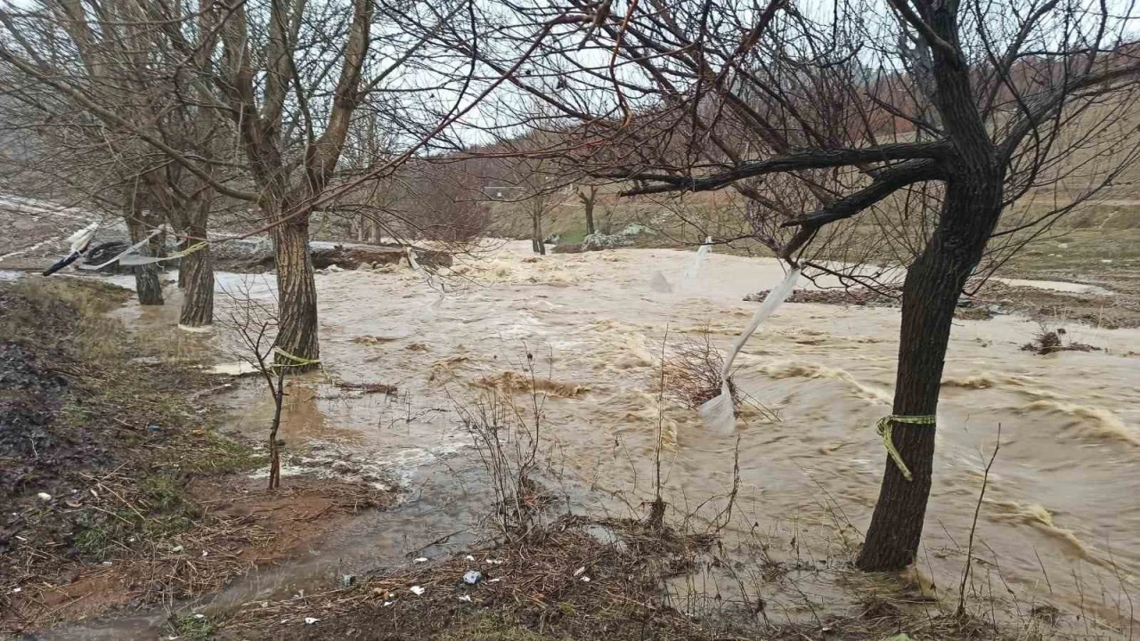 Ekinözü Belediyesinin yaptığı yol ilk yağmurda taşkın altında kaldı