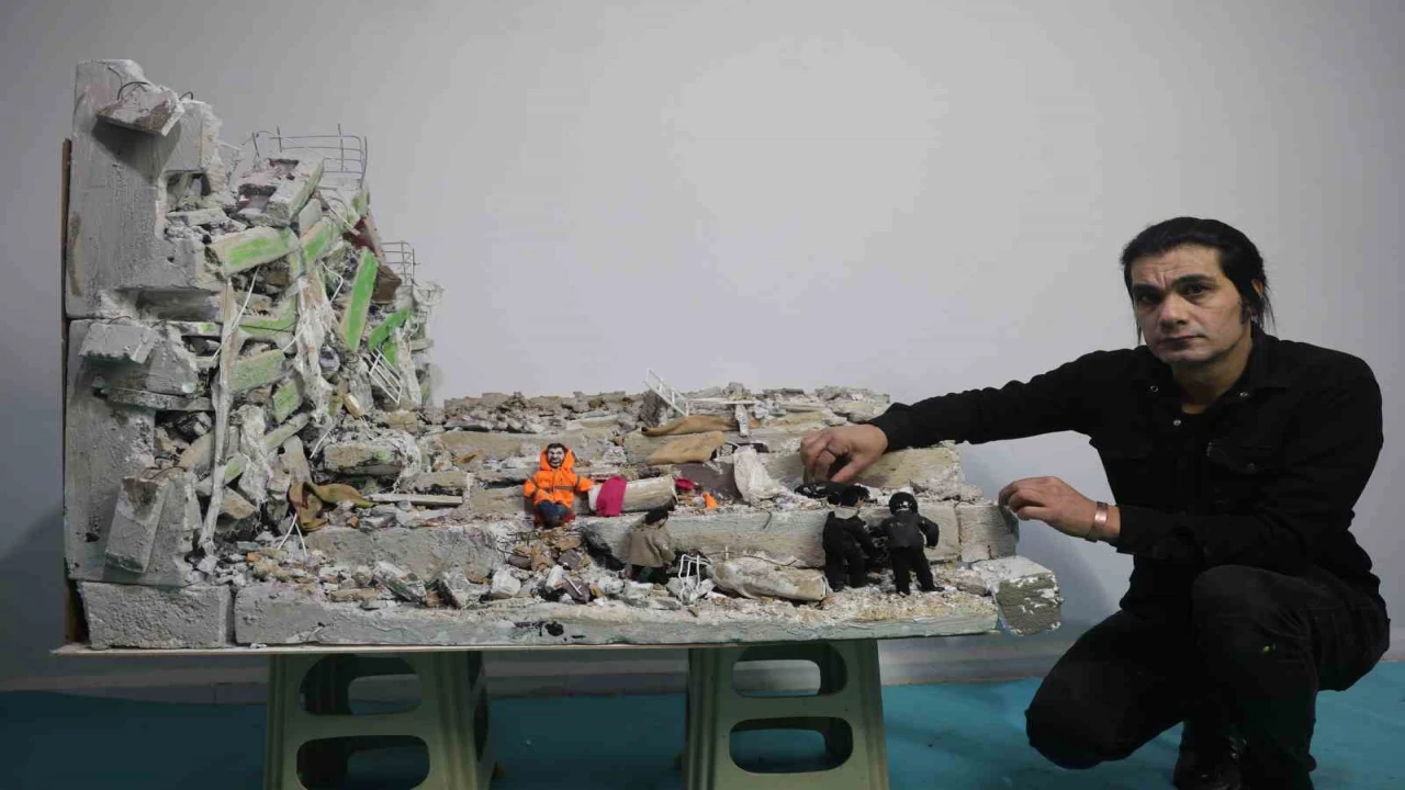 Enkaz altındaki kızının elini bir an olsun bırakmayan babanın yaşadıklarını minyatüre dönüştürdü