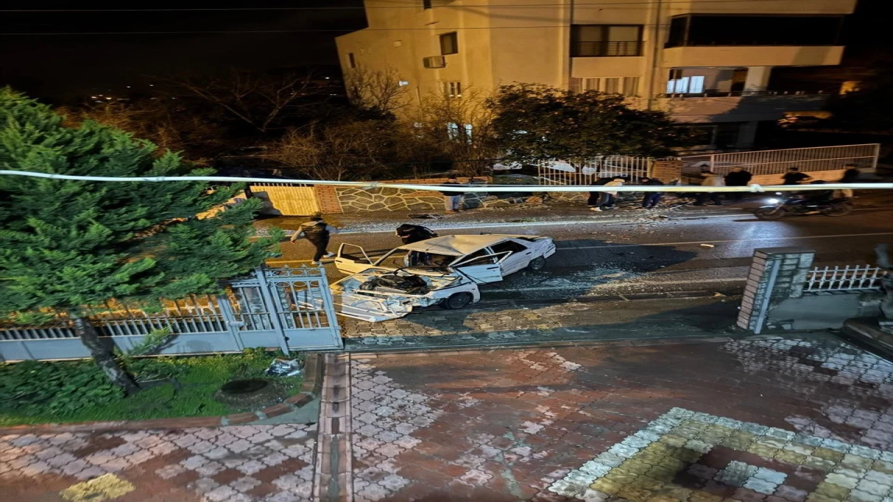 Erzinde bahçe duvarına çarpan otomobilin sürücüsü yaralandı