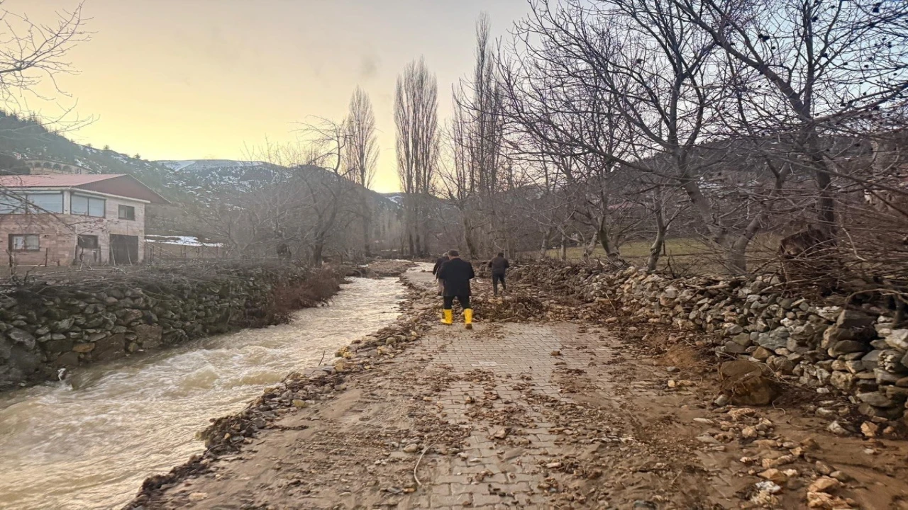 Fekede sel ve heyelan sonrası kapanan yollar ulaşıma açılıyor