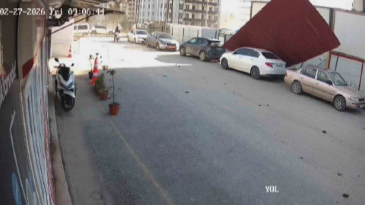 Fırtınanın yerinde söktüğü sac çatı park halindeki 2 aracın üzerine uçtu