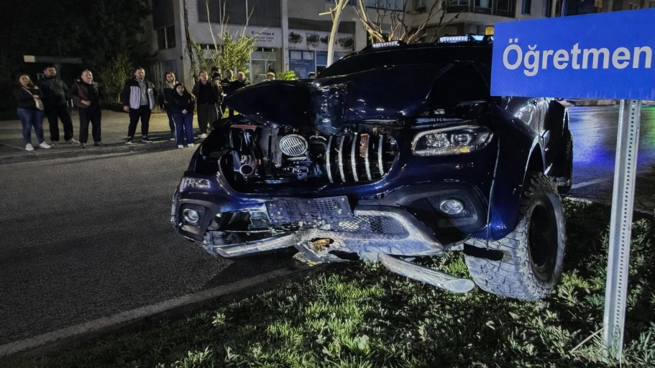 Gazipaşada kamyonet refüje çıktı: 2 yaralı