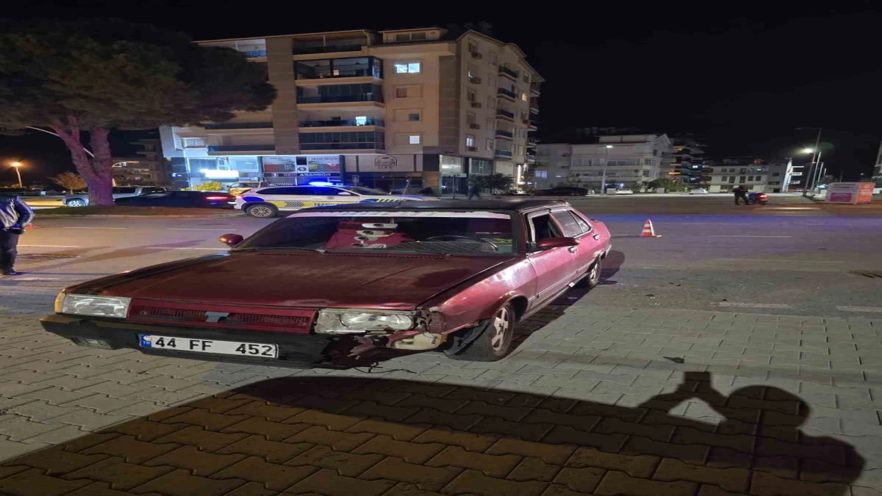 Gazipaşada motosiklet ile otomobil çarpıştı: 2 yaralı