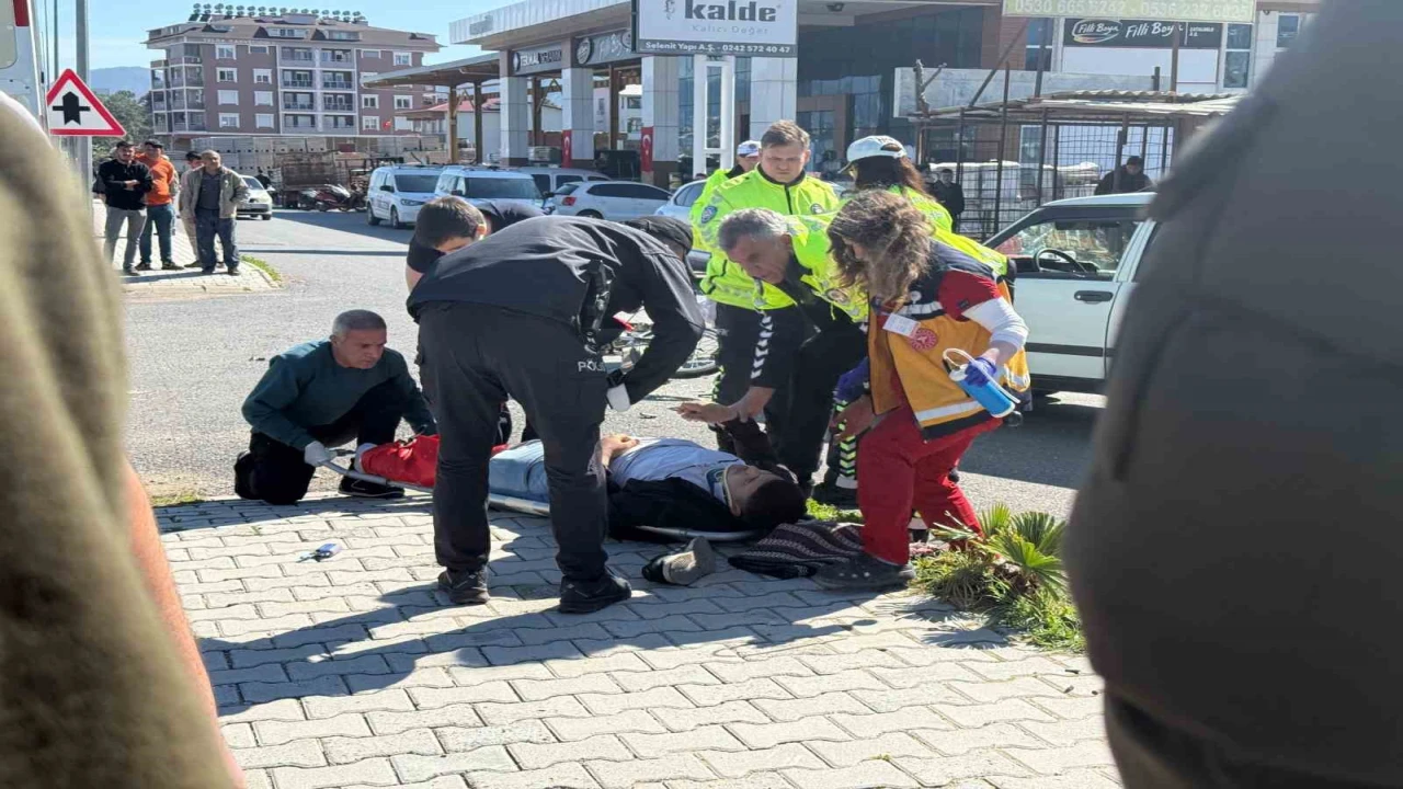 Gazipaşada otomobil ile motosiklet çarpıştı: 1 yaralı