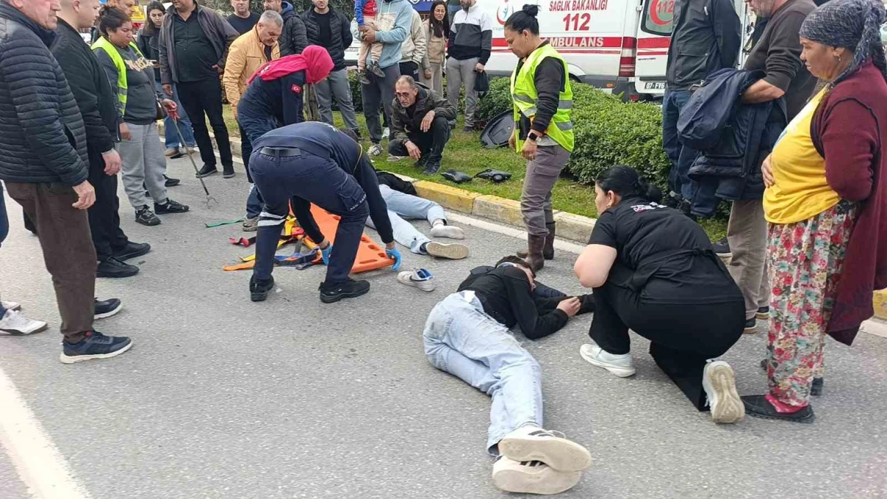 Geri manevra yapan kamyonete çarpan motosikletteki 2 kişi yaralandı