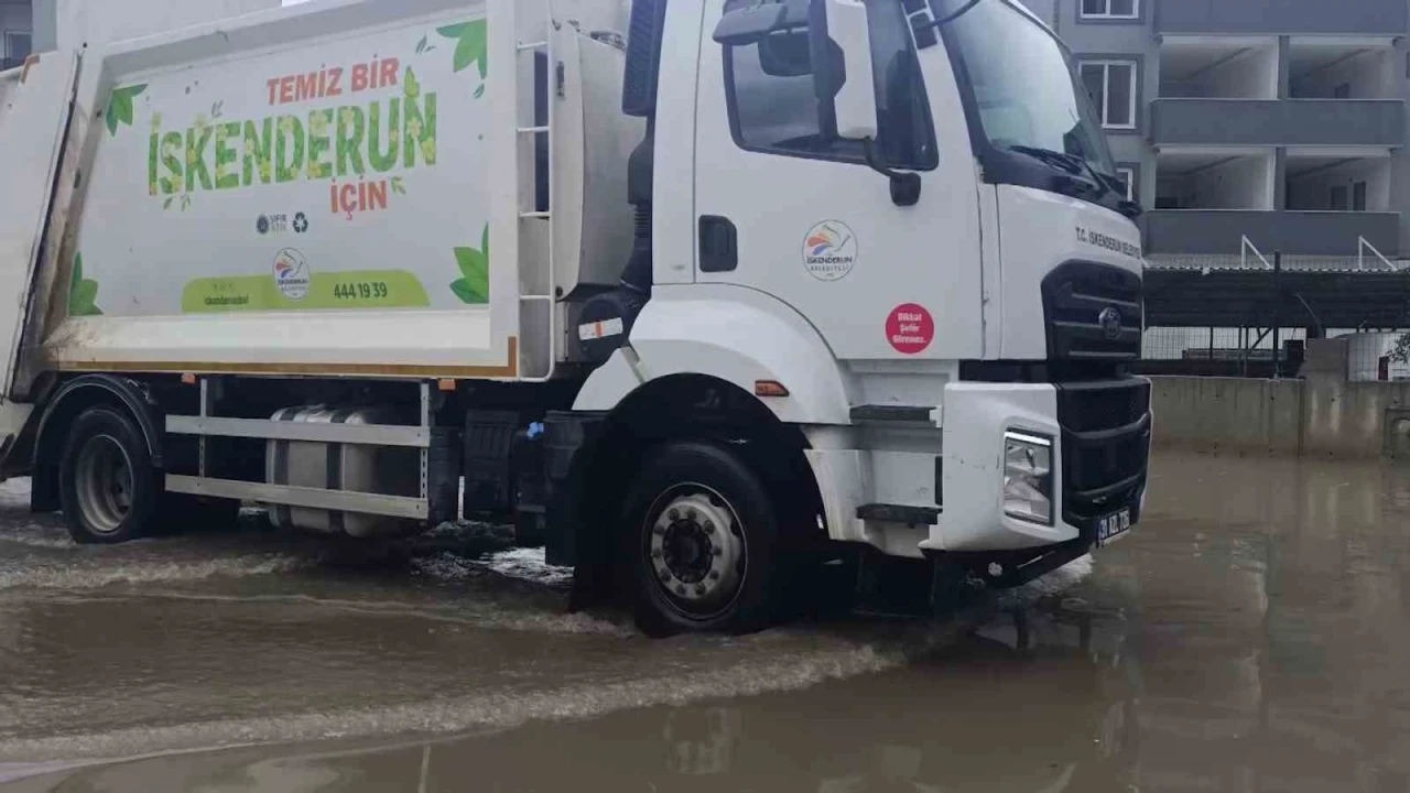 Göle dönen yol yüzünden derse gidemeyen üniversite öğrencisi Derse gelemeyeceğim diyerek hocasına seslendi