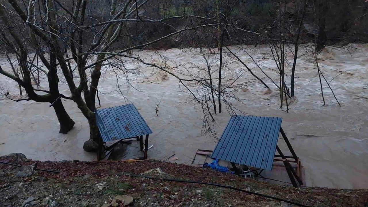 Gündoğmuşta sağanak, Uçansu Şelalesini coşturdu