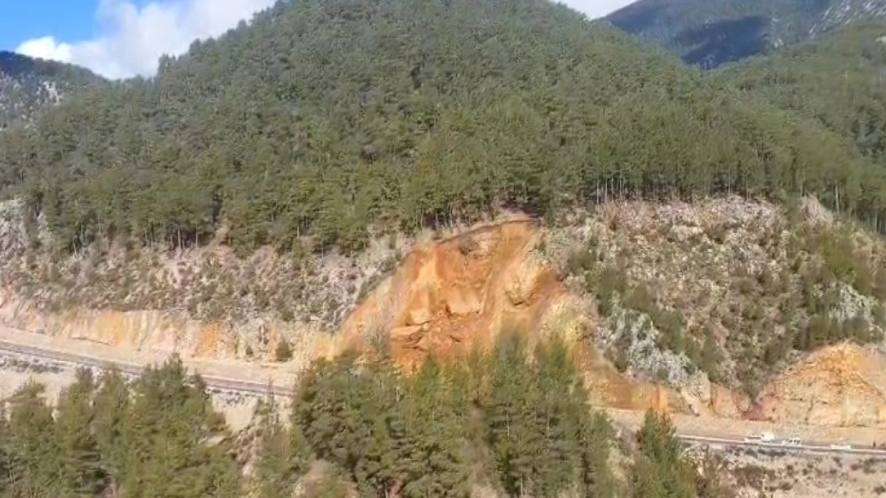 Gündoğmuşta toprak kayması: Ulaşıma kapanan yol, tek şeritten trafiğe açıldı