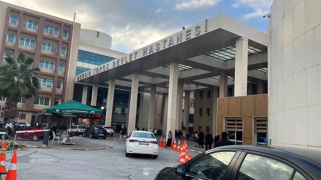 Hastane koridorlarında dolaşan köpek tedirgin etti