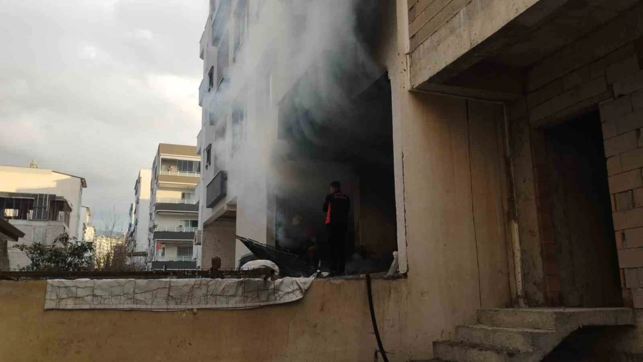 Hatayda apartman dairesi ve metruk binada yangın