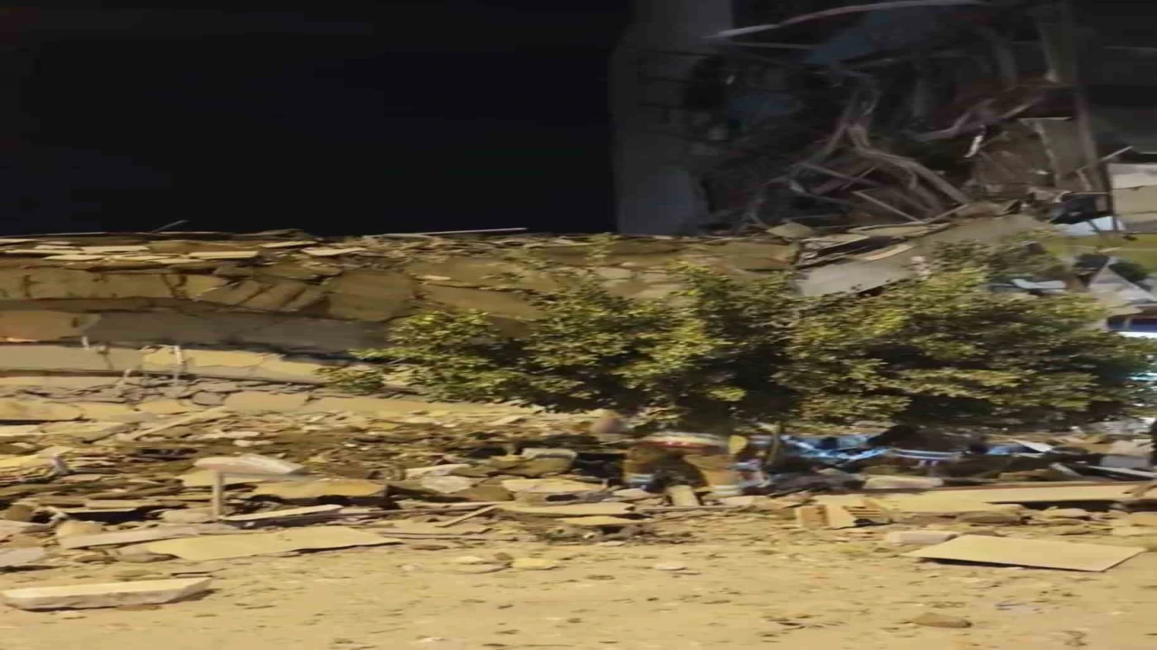 Hatayda hasarlı bina yıkım esnasında çöktü