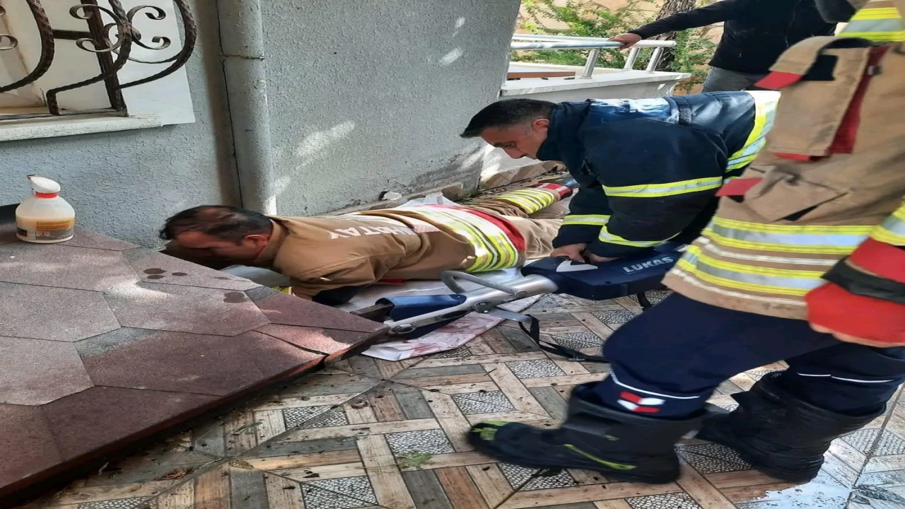 Hatayda havalandırma boşluğuna düşen köpek kurtarıldı