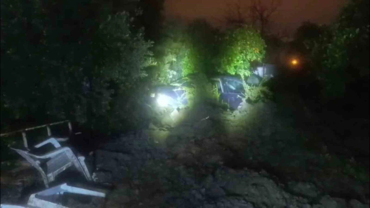 Hatayda heyelan: Ev ve araç zarar gördü