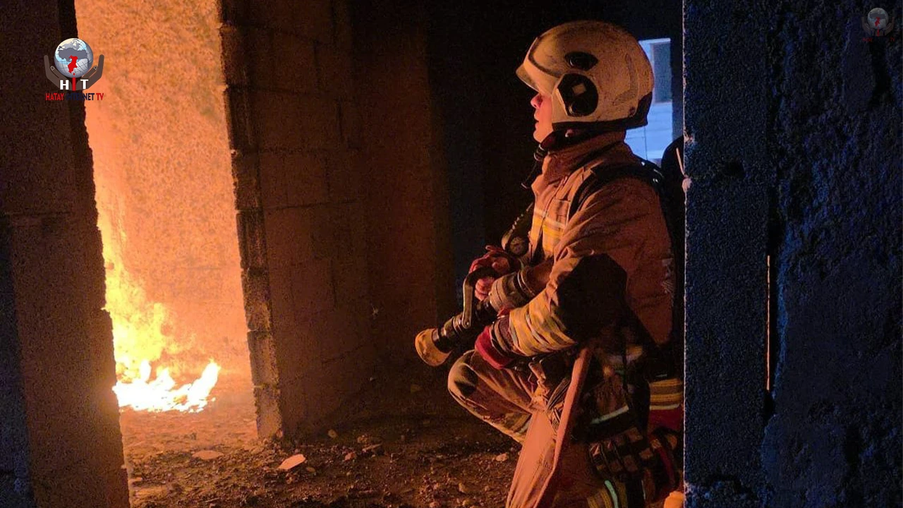 Hatay’da inşaat malzemeleri yandı