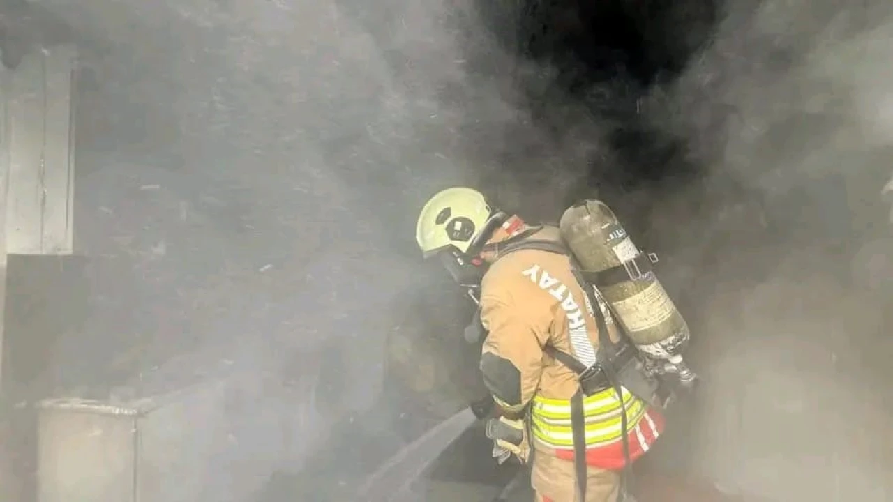 Hatayda konteyner yangını büyümeden söndürüldü