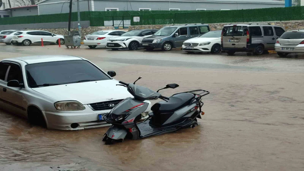 Hatayda sağanak sele neden oldu, yollar göle döndü