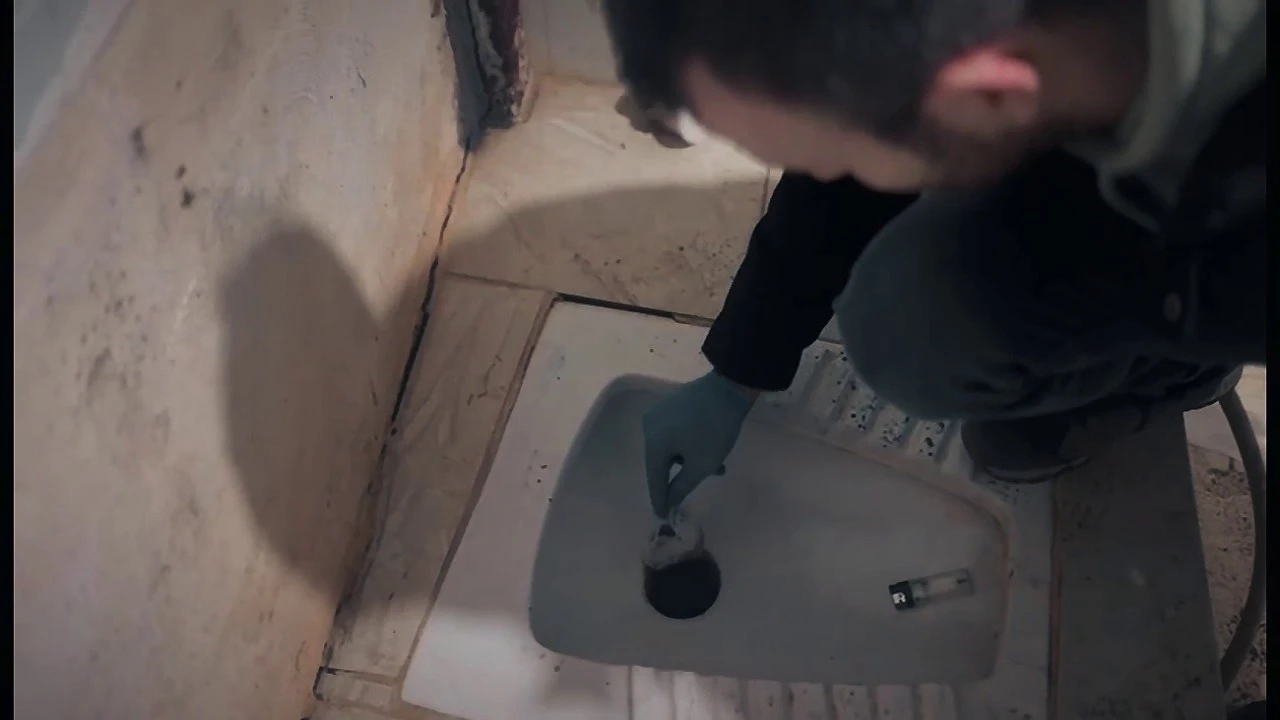 Hatayda tuvalet deliğinde zulalanan uyuşturucuyu polis buldu