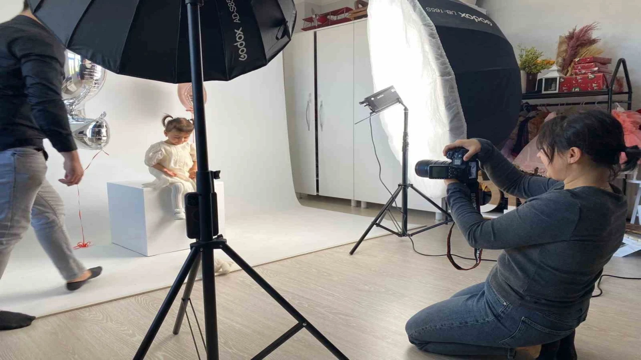 İkiz bebeklerinin fotoğraflarını çekerek başladı, evinin bir odasını stüdyoya çevirdi