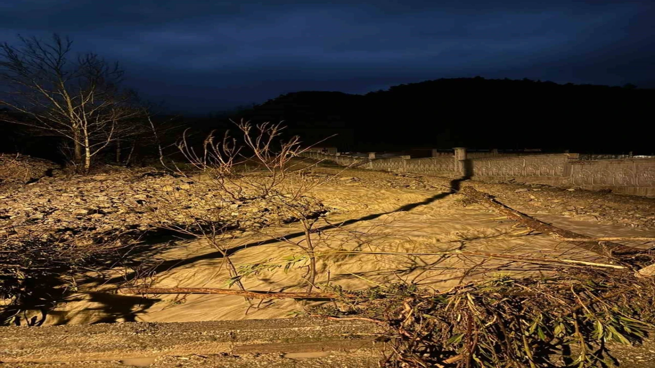 Ispartada etkili olan sağanak yağmur nedeniyle bir köyde su baskınları yaşandı