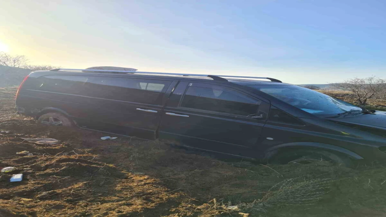 Ispartada kontrolden çıkan araç şarampole uçtu: 10 yaralı